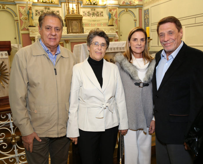 Arnaldo e Lucimar Villela de Andrade, Flávia e Renato Villela Loures na missa em Ação de Graças pelos 164 anos da Santa Casa, celebrada pelo monsenhor Miguel Falabella 