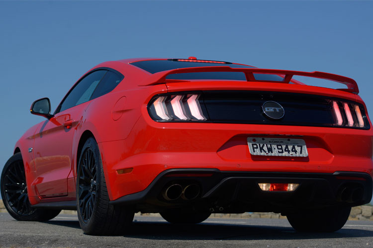 Ford-Mustang-GT-Premium-2