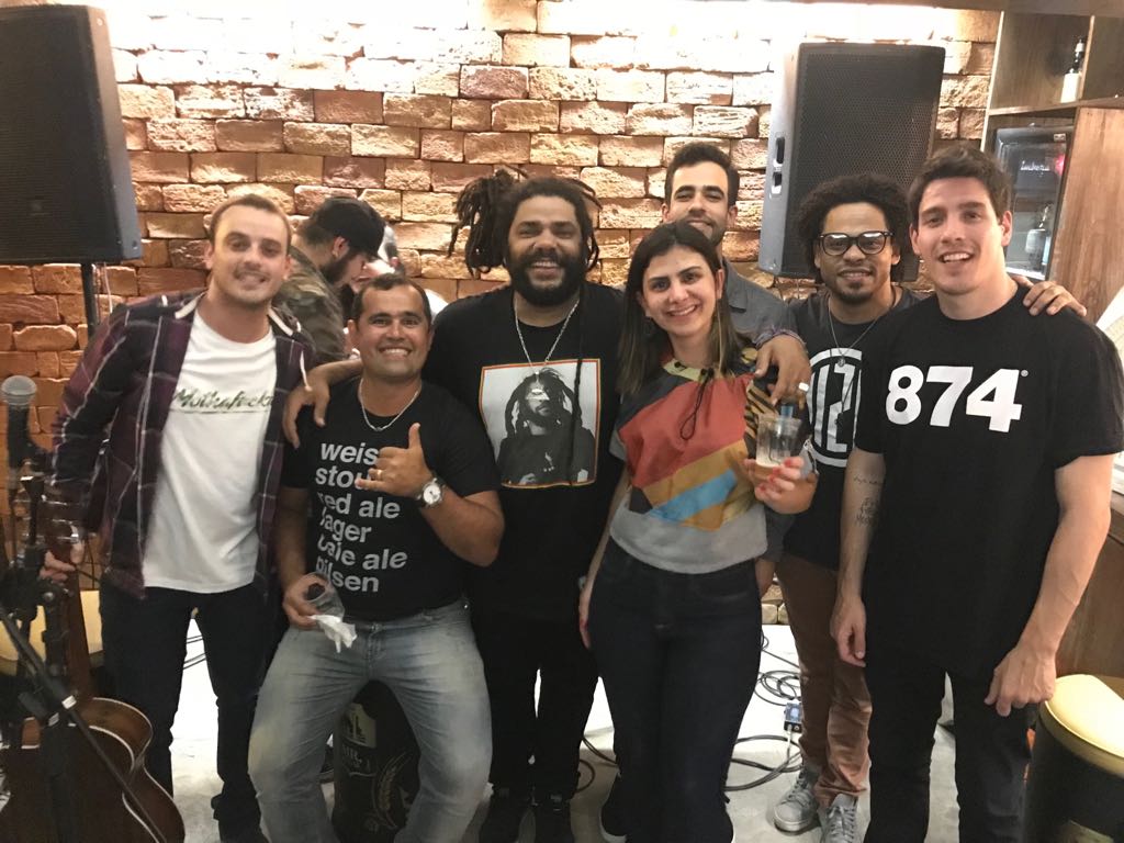 Sandra Portella, o maestro Rildo Hora e Elba Ramalho, na entrega do Prêmio da Música Brasileira 3 Hugo Siqueira e Natália Domingues com a 'trupe' da banda Onze: 20, na ‘cave’ do Mr. Tugas