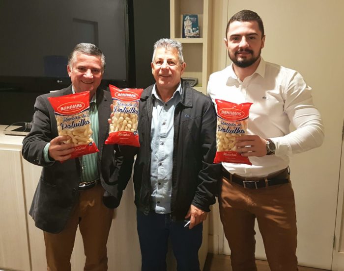 O presidente do Grupo Bahamas, Jovino Campos e o diretor comercial, Carlos Henrique Guedes Reis ladeando o diretor do Grupo Kerus, Evânio José de Paula, que fechou parceria para a produção do biscoito de polvilho com a marca própria do Bahamas 