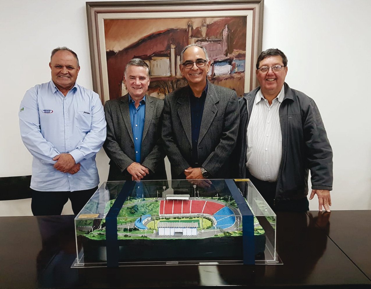 Ricardo Bibiano, Jovino Campos, o prefeito Antônio Almas e o secretário de Esporte e Lazer, Júlio Gasparette junto da maquete do Estádio Radialista Mário Helênio 