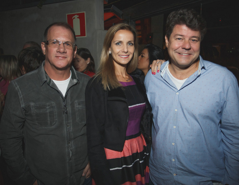 Bernardo Pedrosa, Dani Scio e André Netto Bastos na animada noite "Donde estás Corazón”, na Danke Club Foto: Gutah