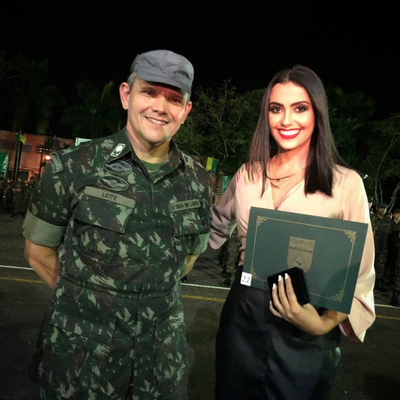 O general Carlos André Alcântara Leite prestou homenagem a repórter da Tribuna de Minas, Michelle Meireles, com a entrega do diploma de "Amigo da Brigada", em solenidade no 10º BIL 