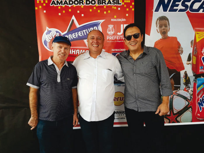 Paulo Roberto Lopes, Pedro Bismarck e Gerson de Souza Araújo, no desfile de abertura da Copa Prefeitura Bahamas de Futebol, que levou oito mil pessoas à Avenida Rio Branco