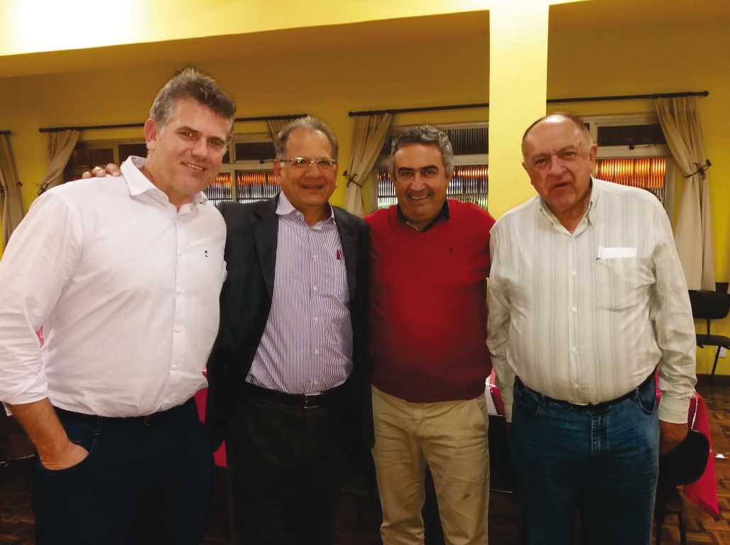 Pablo Galil e Ellen Lopes clicados em noite de festa 3 Rafael Bez, o diretor do Instituto Cândido Tostes, Cláudio Furtado, Jésu Augusto da Silva Filho e Marion Gomes, na palestra promovida pelo Rotary Norte sobre o setor de laticínios no país