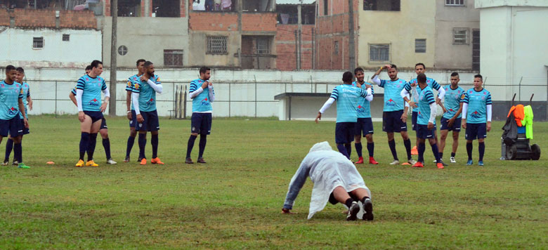 Ailton-Ferraz-paga-flexões-no-treino-do-Tupi