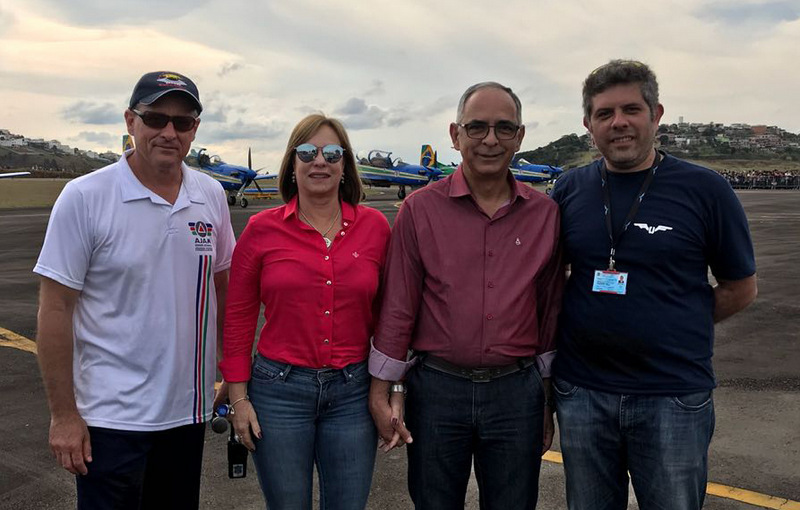 O diretor da Associação Juiz-forana de Modelismo, Wallace Luís Wischansky, Eloísa e o prefeito Antônio Almas e o presidente do Aeroclube, Leandro Lopardi, no Aerofest