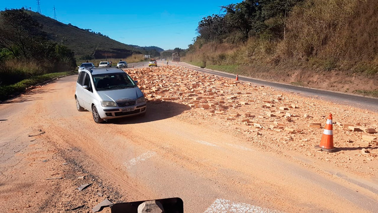 caminhão tombado com tijolo by leonardo costa