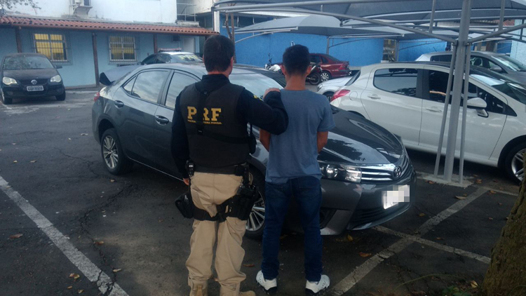 Jovem é flagrado com drogas em carro roubado 1 carro PRF divulgação PRF