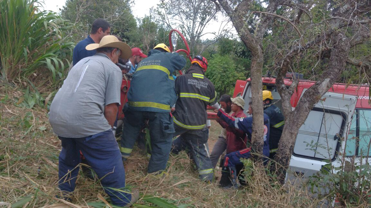 Lavrador é resgatado com perna presa em máquina de moer cana 1 lavrador perna presa divulgação bombeiros