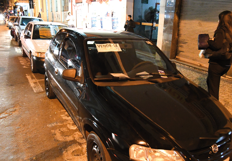 Vagas para idosos são ocupadas irregularmente na área central 3 veículo estacionado irregular