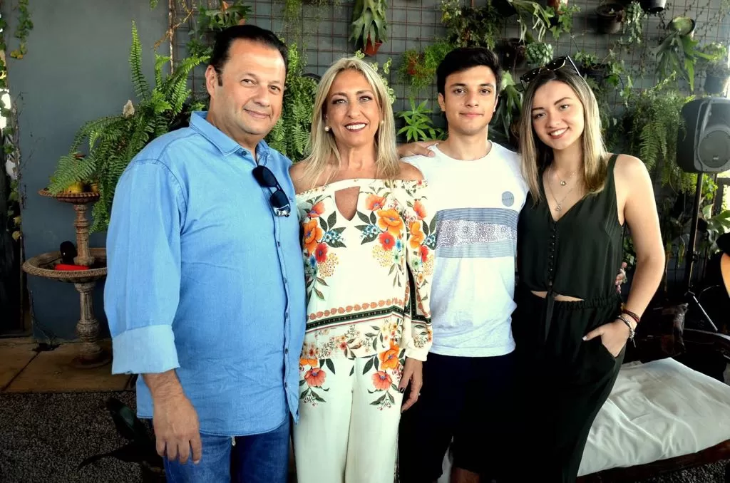 Os aniversariantes Luiz Antônio e Karla Naresi com o filho Luiz Antônio e Nina Mello 1 Os aniversariantes Luiz Antônio e Karla Naresi com o filho Luiz Antônio e Nina Mello, no Pátio Mirador Foto: Andréa Ottoni