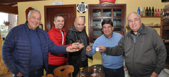 José Lúcio Fernandes, Mauro Cavaca, Luiz Cezar Falabella, CR e Valmir de Castro Pinto na ‘paella’ da Academia Rio Branco Foto: Wólmer Monteiro