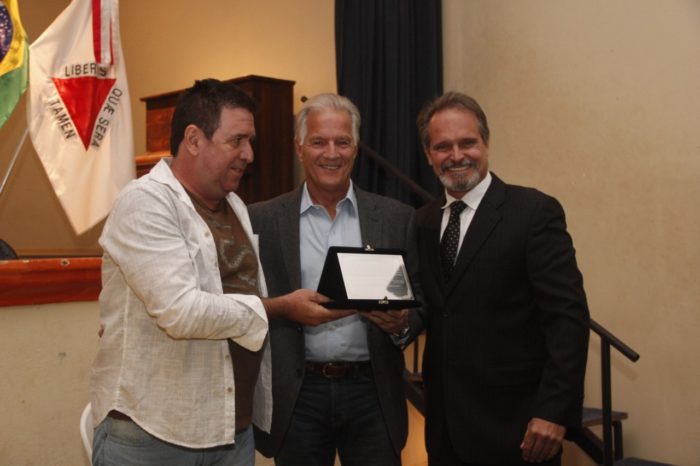 Bernardo e Pedro Sabino, filhos do escritor Fernando Sabino, recebendo de Carlos Oscar Niemeyer a placa em homenagem ao autor, na abertura da Fliminas, em Rio Novo Foto: Luiz Carlos Duarte