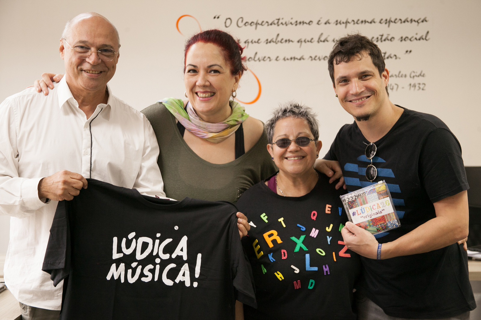 O presidente da Unimed, Hugo Borges com Isabela Ladeira, Rosana Britto e Gutti Mendes (do Lúdica Música!), fazem show hoje e amanhã, ao lado dos colaboradores da cooperativa, que participaram da oficina de ritmos Foto: Gal Oliveira