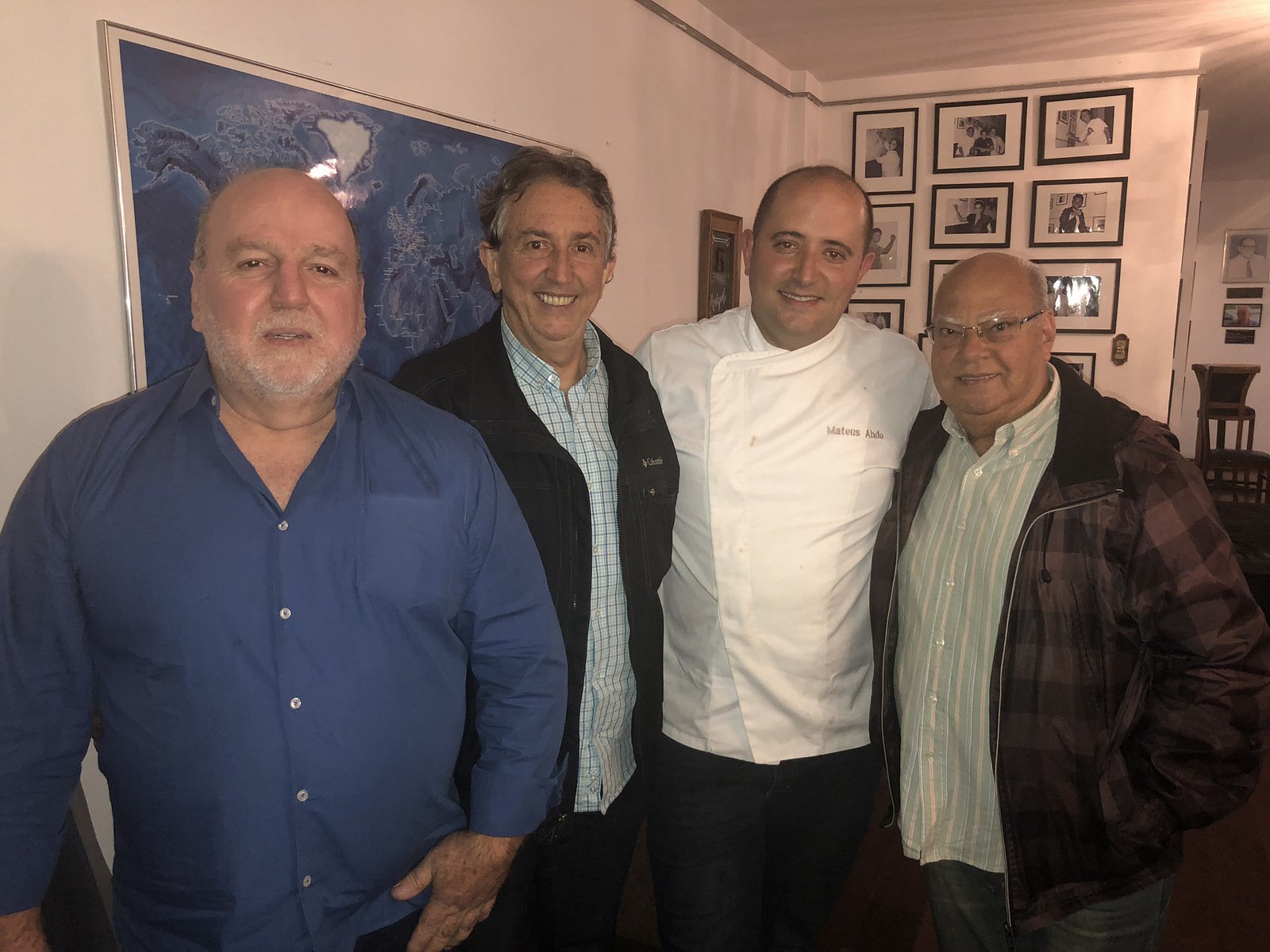 Sérgio Alves, José Cândido Gonçalves e Paulo Ely Pereira ladeando o 'chef' Mateus Abdo Elias, que preparou um elogiadíssimo pernil de cordeiro, na Academia Rio Branco 