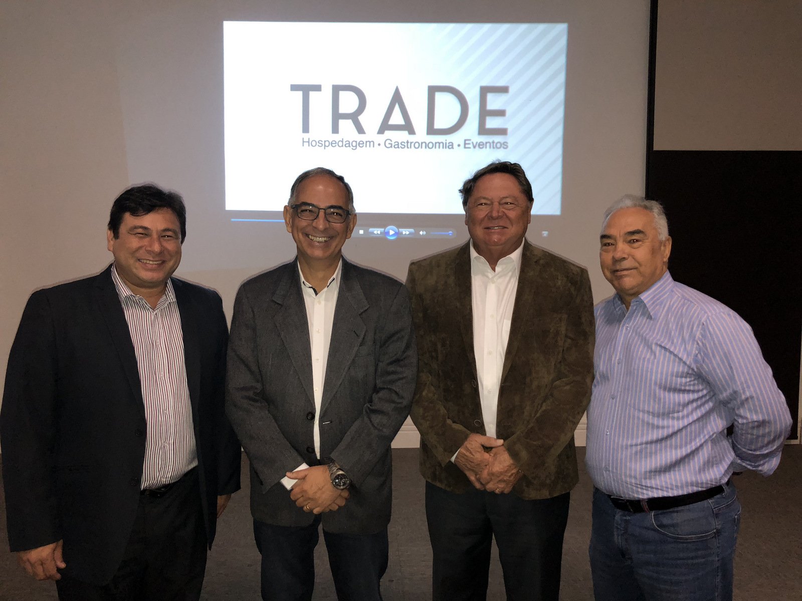 José Carlos Branco, o prefeito Antônio Almas, José Rocha e João Matos clicados, ontem, no Trade Hotel 1 José Carlos Branco, o prefeito Antônio Almas, José Rocha e João Matos clicados, ontem, no Trade Hotel