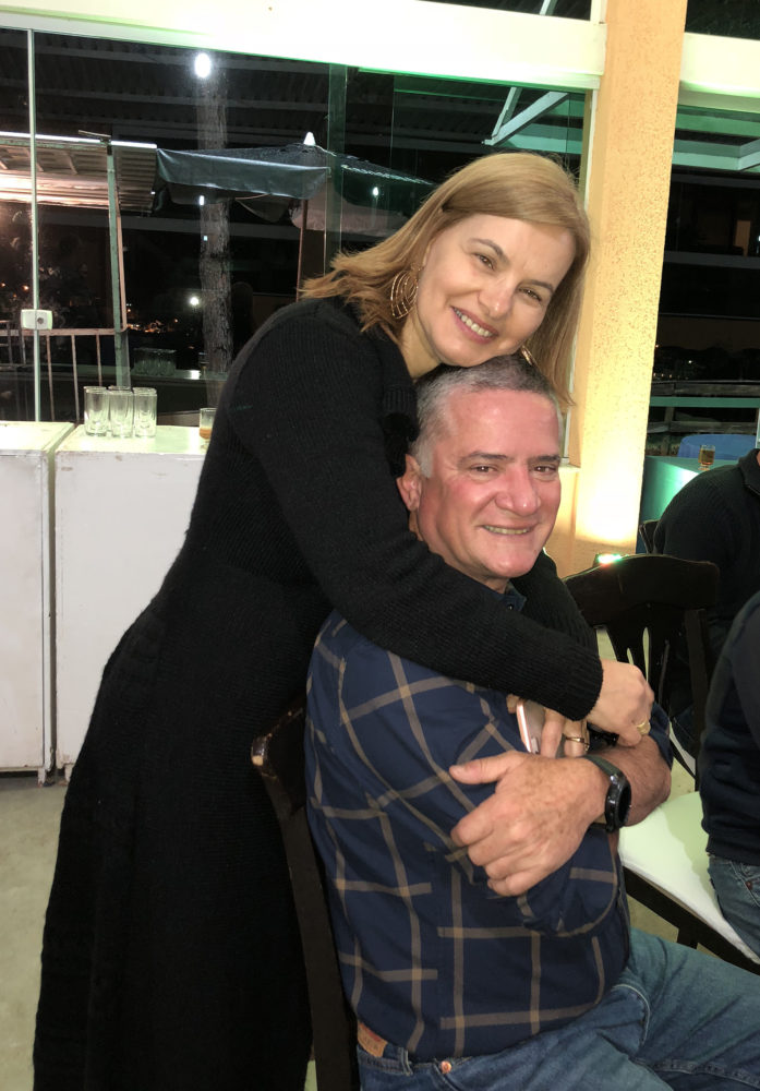Marta e Jovino Campos evidenciam a informalidade que marcou o aniversário do presidente do Grupo Bahamas 2 Marta e Jovino Campos evidenciam a informalidade que marcou o aniversário do presidente do Grupo Bahamas, com uma churrascada no Unique