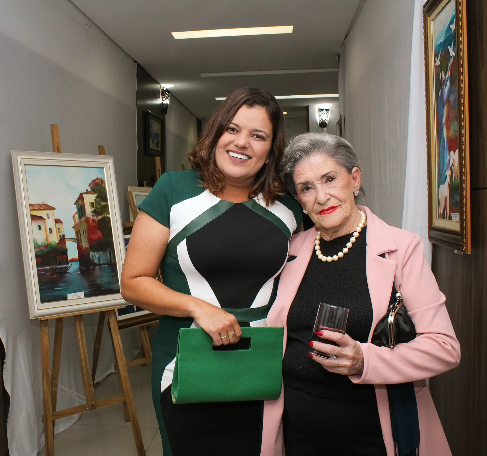 Marcelle Oliveira e a artista Rosemay Pitta na exposição “A arte de pintar os sonhos”, na Galeria MultiSaúde Foto: Felipe Santos