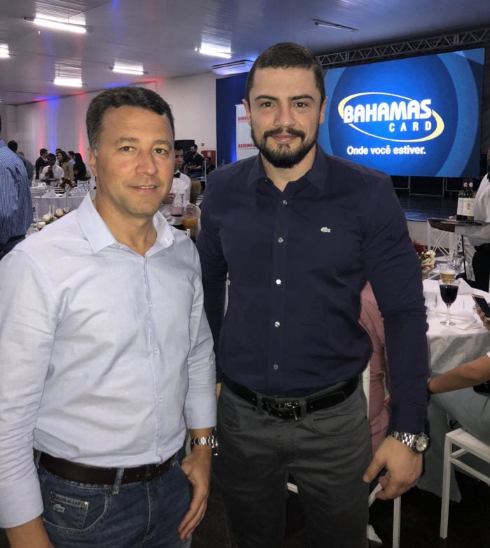 O ‘pole position’ do Fripai, Marcelo Detoni e o diretor do Grupo Bahamas, Carlos Henrique Guedes Reis 1 O ‘pole position’ do Fripai, Marcelo Detoni e o diretor do Grupo Bahamas, Carlos Henrique Guedes Reis na inauguração da filial de Patrocínio
