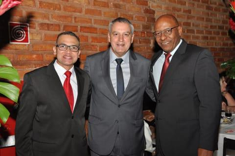 Elias Rodrigues, o presidente da OAB, João Fernando Lourenço e o presidente do Sinteac, Sérgio Félix, na Estação São Pedro