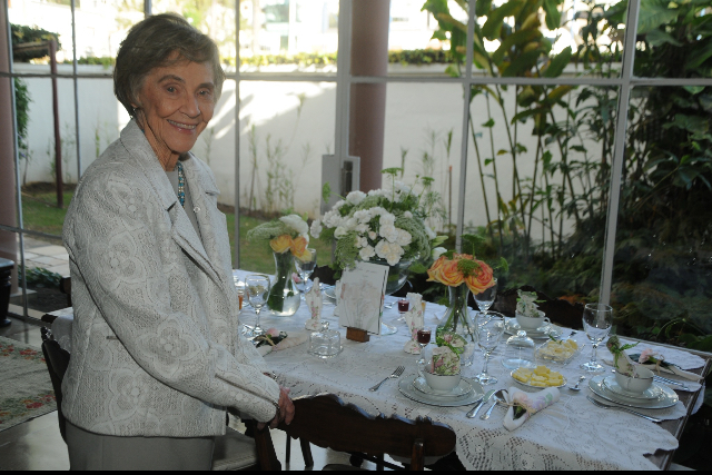 Syléa Carvalho de Souza na comemoração de seus 90 anos, cercada pelo carinho dos familiares, no reduto do Bom Pastor Foto: Andréa Ottoni