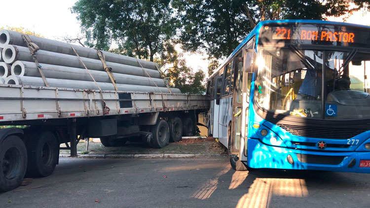Acidente entre caminhão e ônibus fecha rua no Bom Pastor 1 acidente bom pastor 2 by julia campos