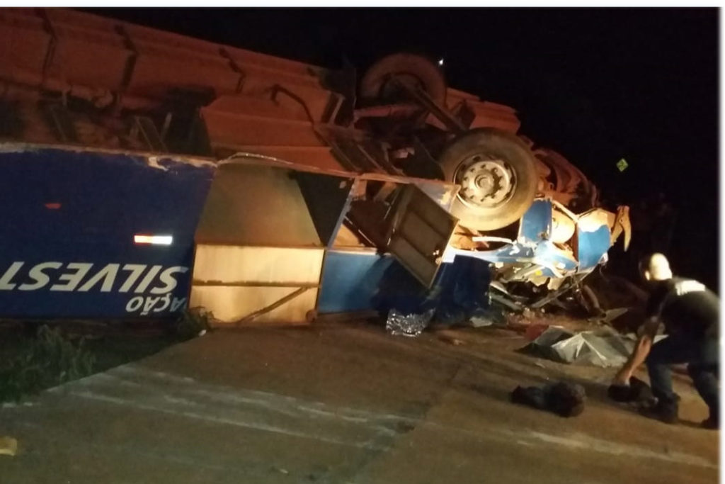 capotamento ônibus para capa divulgação bombeiros