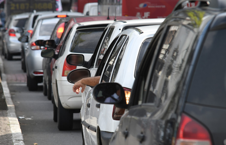 motorista braço fora