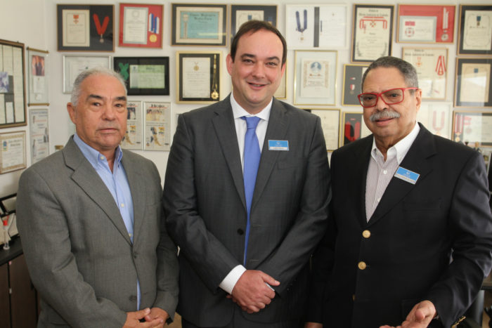 João Matos, o presidente da Fiemg, Flávio Roscoe e Paulo César de Oliveira, no almoço Conexão Empresarial, ontem, em Belo Horizonte Foto: Tião Mourão