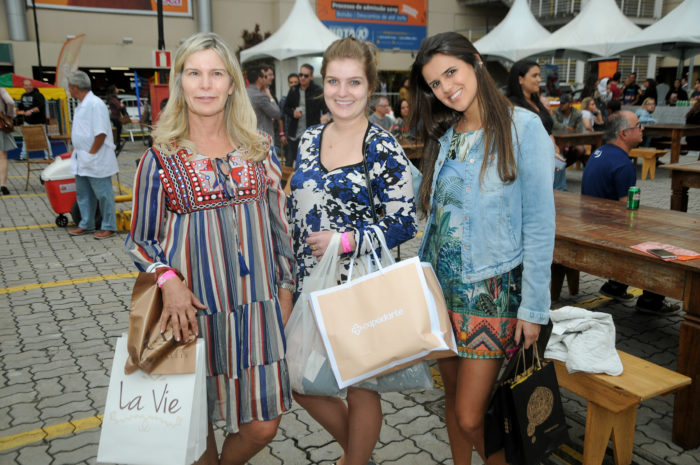 No bazar em benefício do Instituto A Viva, Larissa Chehuen e Enzo Negreiros 2 Ainda na movimentada tarde no Independência Shopping, Lúcia Lana com a filha Luiza e Adriana Jordão Foto: Andréa Ottoni