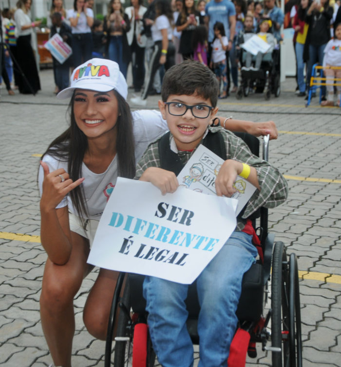 No bazar em benefício do Instituto A Viva, Larissa Chehuen e Enzo Negreiros 1 No bazar em benefício do Instituto A Viva, Larissa Chehuen, que participa do “Conexão Models” apresentado por Renata Kuerten na RedeTV!, e Enzo Negreiros Foto: Andréa Ottoni