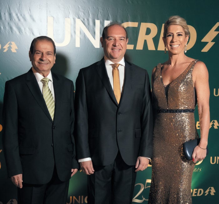O presidente da Unicred Mauro Toledo Sirimarco, ladeado pelos diretores Edval Nacle Estefen e Liora Gonik 1 O presidente da Unicred Mauro Toledo Sirimarco, ladeado pelos diretores Edval Nacle Estefen e Liora Gonik, na elegante festa dos 25 anos da cooperativa, no Terrazzo Foto: Kempton Viana