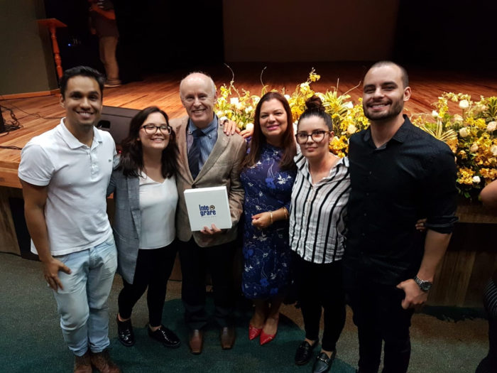 Marina Padilha, Carol Duarte, Nathália Reis, Yana Matos e Leonora Mansur clicadas na noite da Avalon 2 Paulo Roberto Lopes, homenageado no Integrare como "Empresário do Ano do Comércio", ladeado por Vico Lopes, Thays, Isabel, Nívia Maria e Leonardo Cesar Lopes, no Teatro Paschoal Carlos Magno