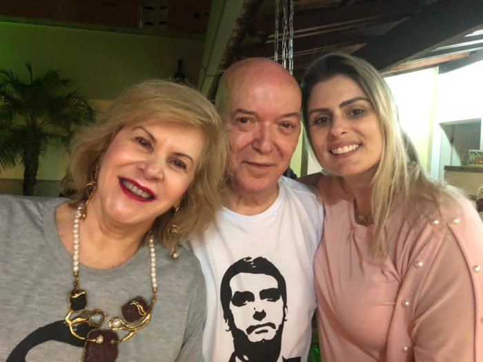 No bazar em benefício do Instituto A Viva, Larissa Chehuen e Enzo Negreiros 3 Cristina e Ronaldo Brandão com a sobrinha Nayra no domingo de eleições