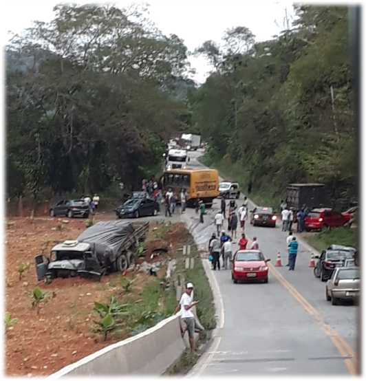 Acidente envolvendo ônibus escolar deixa estudantes feridos 1 acidente ônibus escolar foto divulgação bombeiros