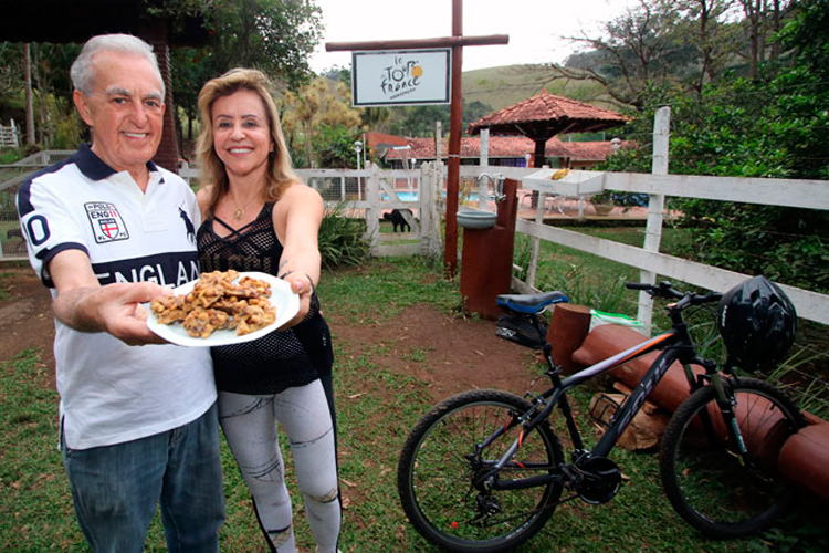 Imagem: Casal constrói estação de hidratação, e lugar vira ponto de referência para ciclistas de JF