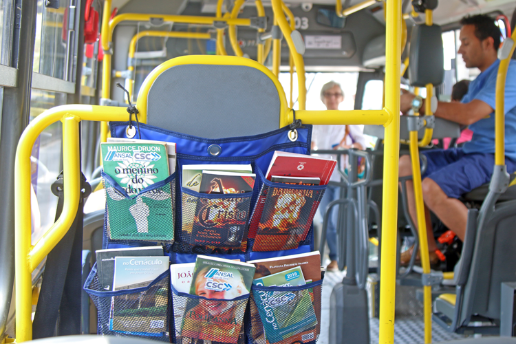 Imagem: Empresa de transporte urbano disponibiliza livros em coletivos