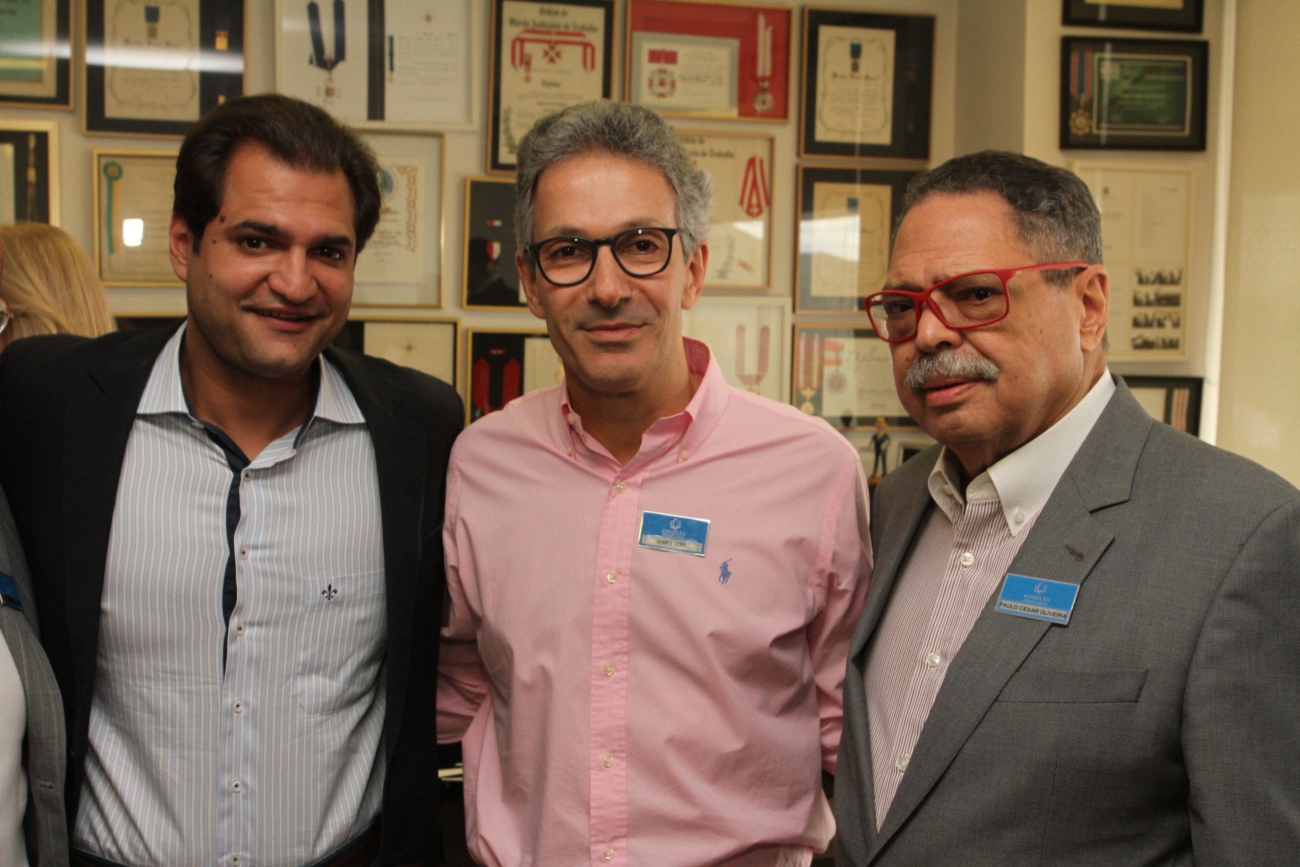 No almoço Conexão Empresarial, o anfitrião Gustavo Cesar de Oliveira, o governador eleito Romeu Zema e o jornalista Paulo Cesar de Oliveira - aniversariante desta sexta-feira Foto: Tião Mourão