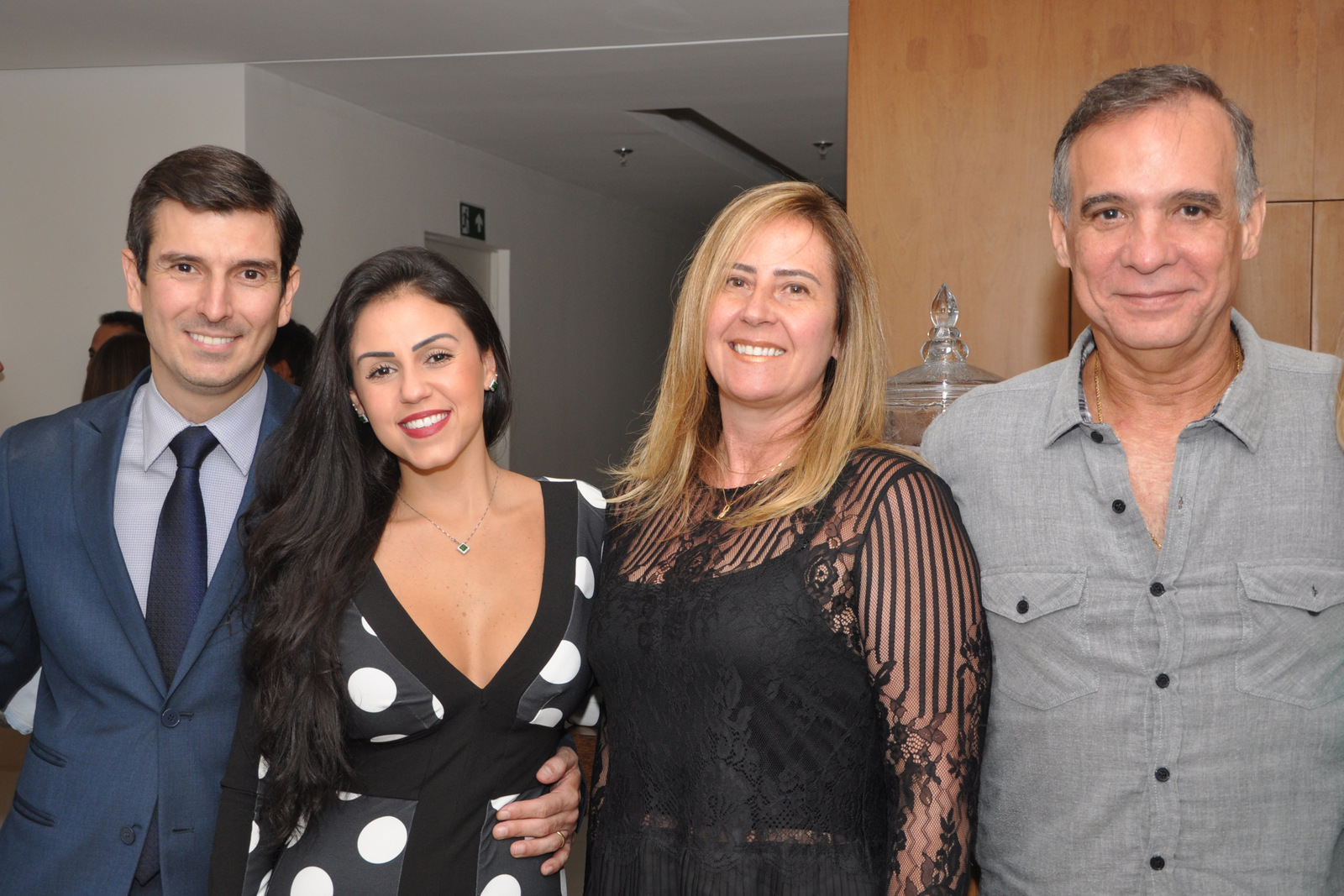 Homero Gonçalves Neto e Wanessa Barbosa, Luciana Bellini e Eduardo dos Santos no ‘coq’ inaugural da moderna sede da HG Advocacia, no “Le Quartier Granbery” Foto: Wólmer Monteiro