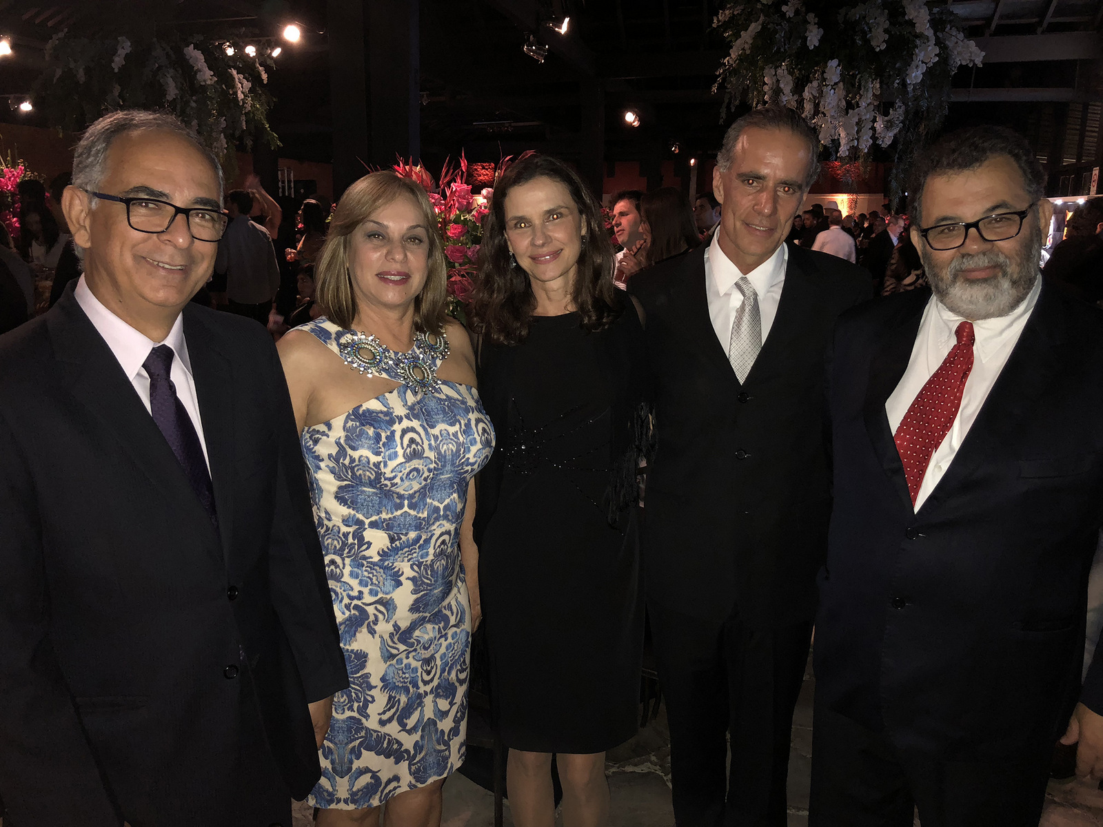 O prefeito Antônio Almas e Eloísa, Jane e Ricardo Brunhara com Edson de Souza em noite de festa, na Estação São Pedro O prefeito Antônio Almas e Eloísa, Jane e Ricardo Brunhara com Edson de Souza em noite de festa, na Estação São Pedro 