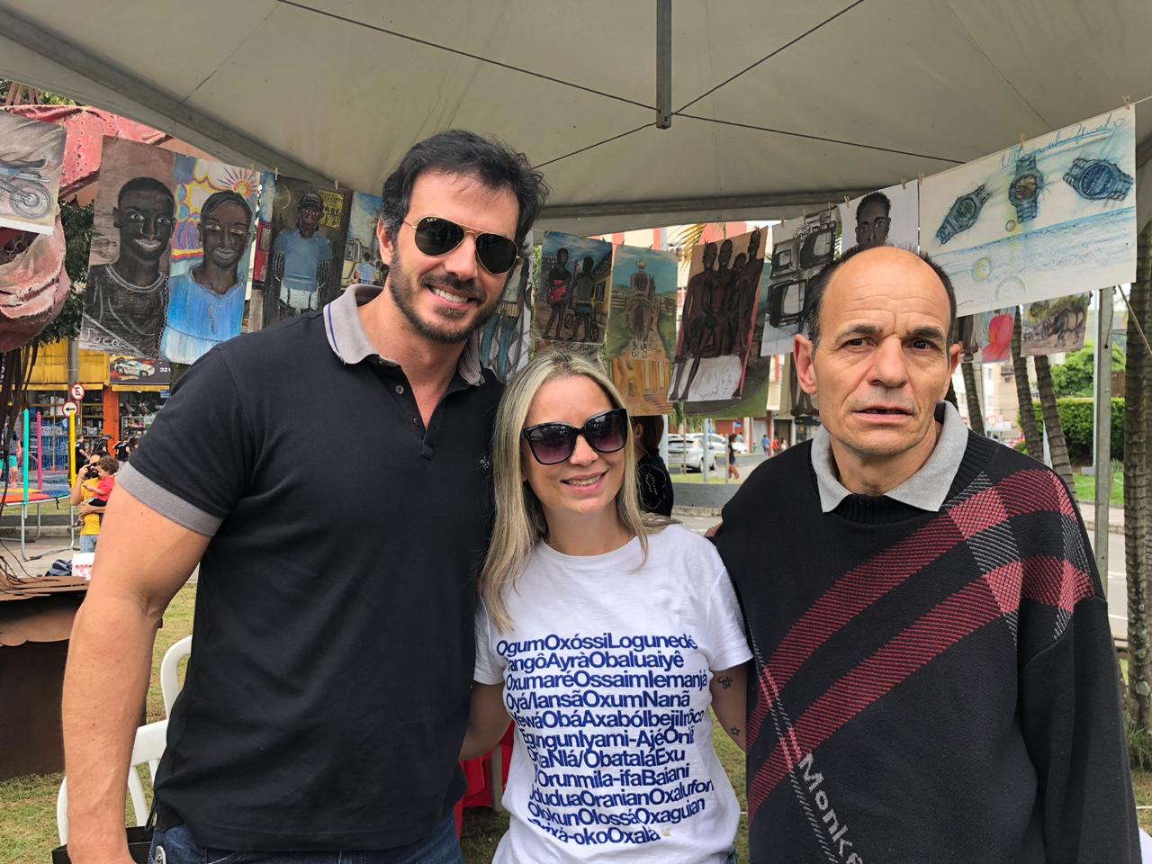 Bruno Franco, Anne Dias e Juca (artista e antigo interno do Educandário Carlos Chagas), no 1º Encontro das Cervejarias e Confrarias, na pracinha do Aloha, em prol da instituição