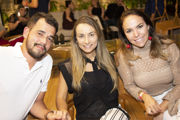 Também na movimentada noite da Casa Design, Caio Oruy, Rebeca Gonzalez e Nathália Torres Foto: Guilherme Ovídio