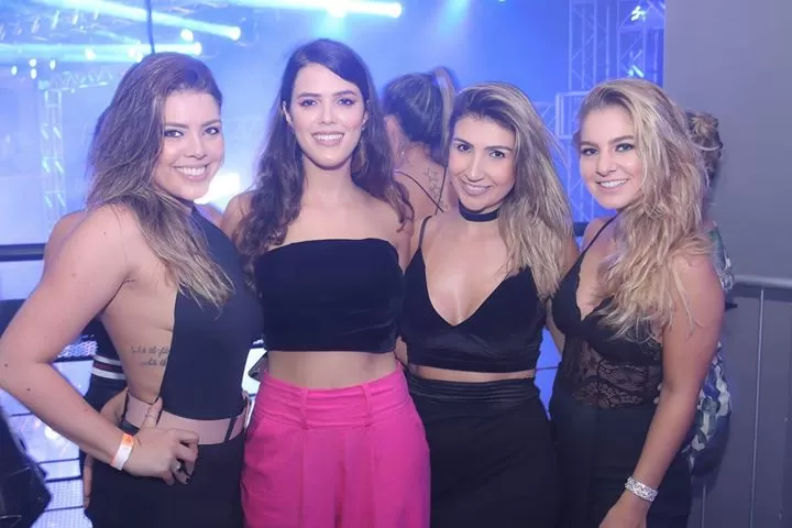 Marina Lopes, Aline Lopes, Nathália Reis e Flávia Schmidt curtindo Pixote e Thiaguinho, na Avalon