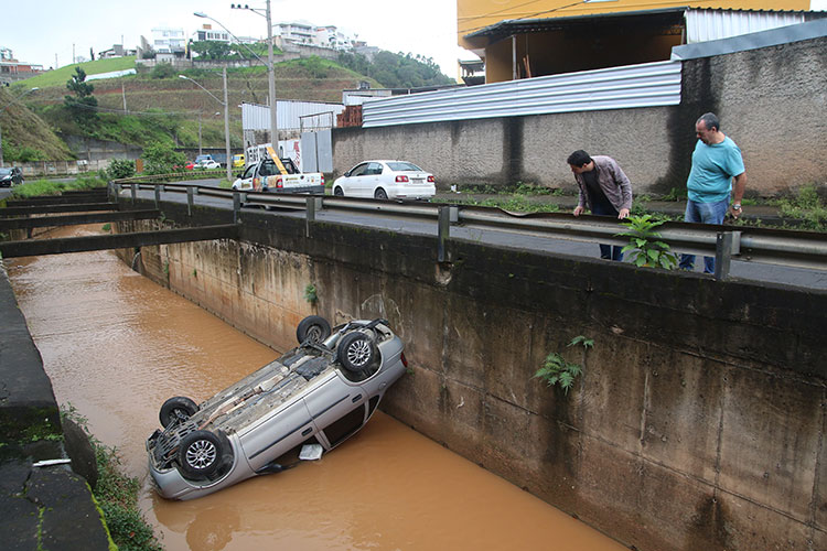 carro cai em córrego fernando