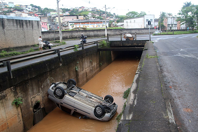 carro cai em corrego post fernando1