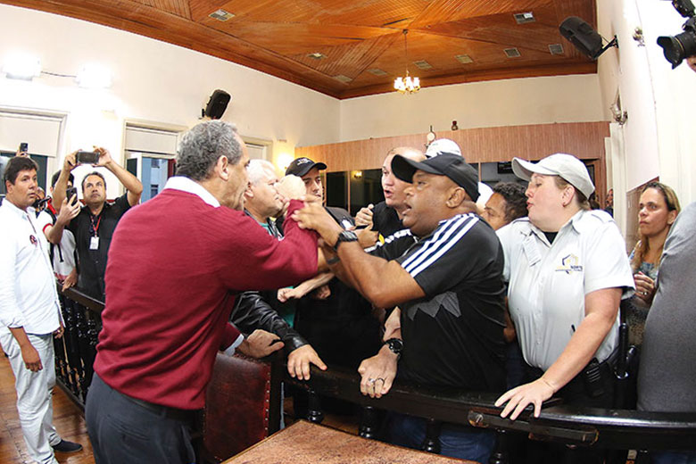 Imagem: Vereador Wanderson Castelar bate-boca durante sessão na Câmara