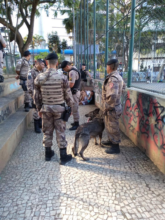 Cadela da PM localiza drogas na praça de São Mateus 1 drogas praça 21