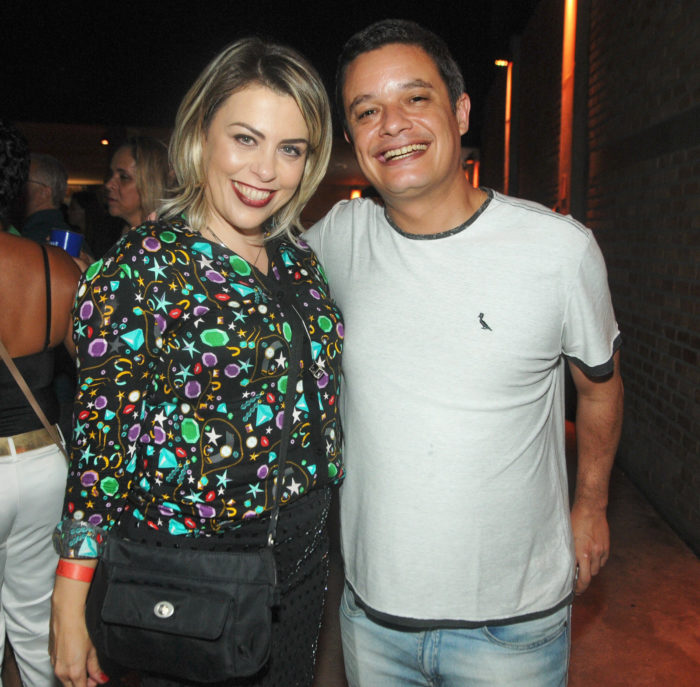 Nelson Júnior e o tenente-coronel Oterson Nocelli no baile de aniversário do 27° BPM 1 Érica Salazar e Luís Fernando Sirimarco clicados em recente show no Terrazzo Foto: Andréa Ottoni