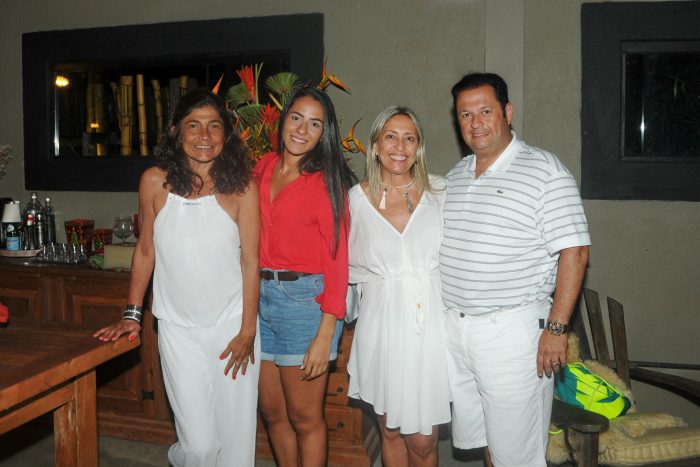 Andréa Ottoni, Marcela Mariano, Karla e Luiz Antônio Naresi Jr., em noite de Natal no Condomínio Reserva Marina